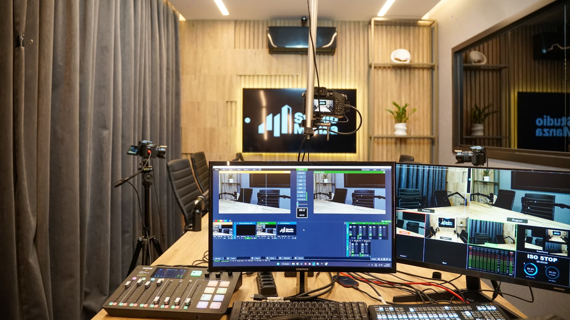Mesa de corte com monitores exibindo transmissão multicâmera ao vivo