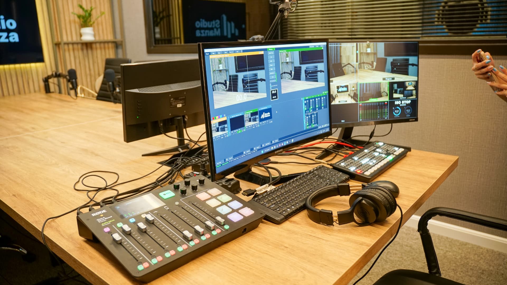 Mesa RØDECaster Pro, fones e monitores de controle no Manza Studio