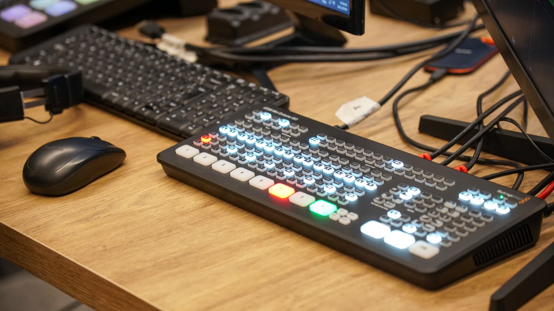 Switcher ATEM Mini Blackmagic Pro iluminado sobre a bancada